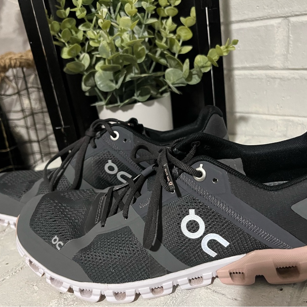 Excellent condition On cloud tennis shoes
